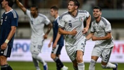 Drama 10 Pemain! Gol Emas Pio Esposito Bawa Italia Taklukkan Yunani