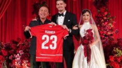 Momen Langka! Iwan Bule Hadiri Nikahan Justin Hubner, Terima Kado Spesial yang Bikin Haru!